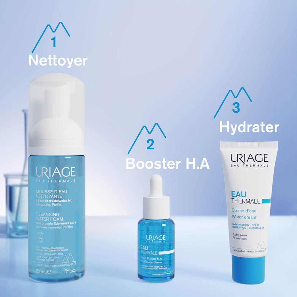 Trois produits Uriage: Mousse d'Eau Nettoyante, sérum, Crème d'eau. Texte: Nettoyer, Booster H.A, Hydrater.