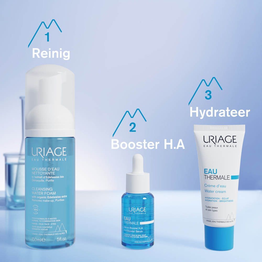 Drie Uriage-producten: Mousse d'Eau Nettoyante, serum, Crème d'eau. Tekst: Reinig, Booster H.A, Hydrateer.