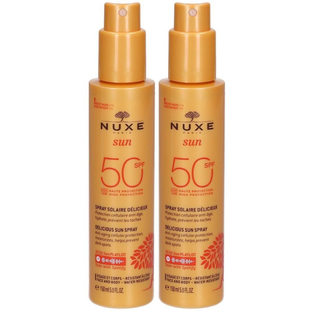 Deux flacons de Nuxe Sun Spray Solaire Délicieux SPF50. Flacons oranges avec vaporisateur. Texte: SPF50, Spray Solaire Délicieux.