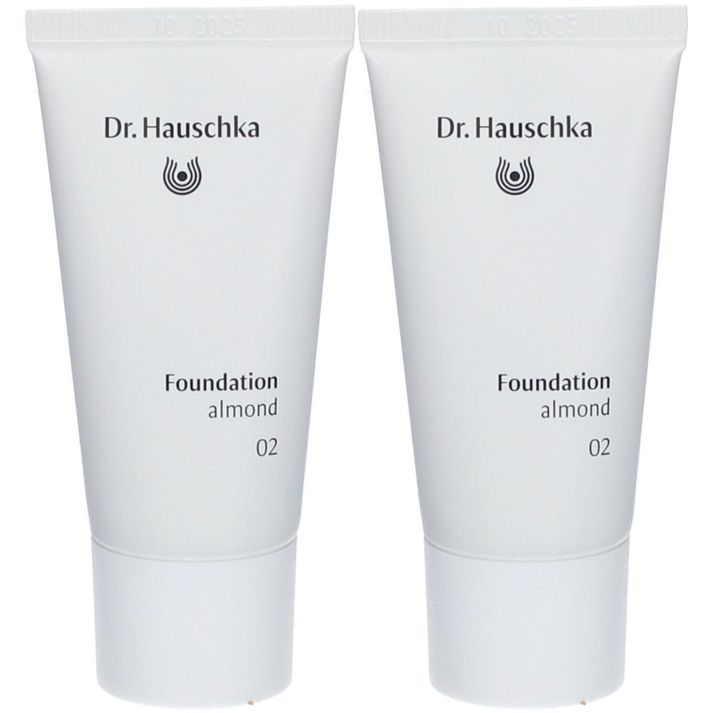 Twee tubes foundation. Opschrift: Dr. Hauschka, Foundation almond 02. Witte verpakking.