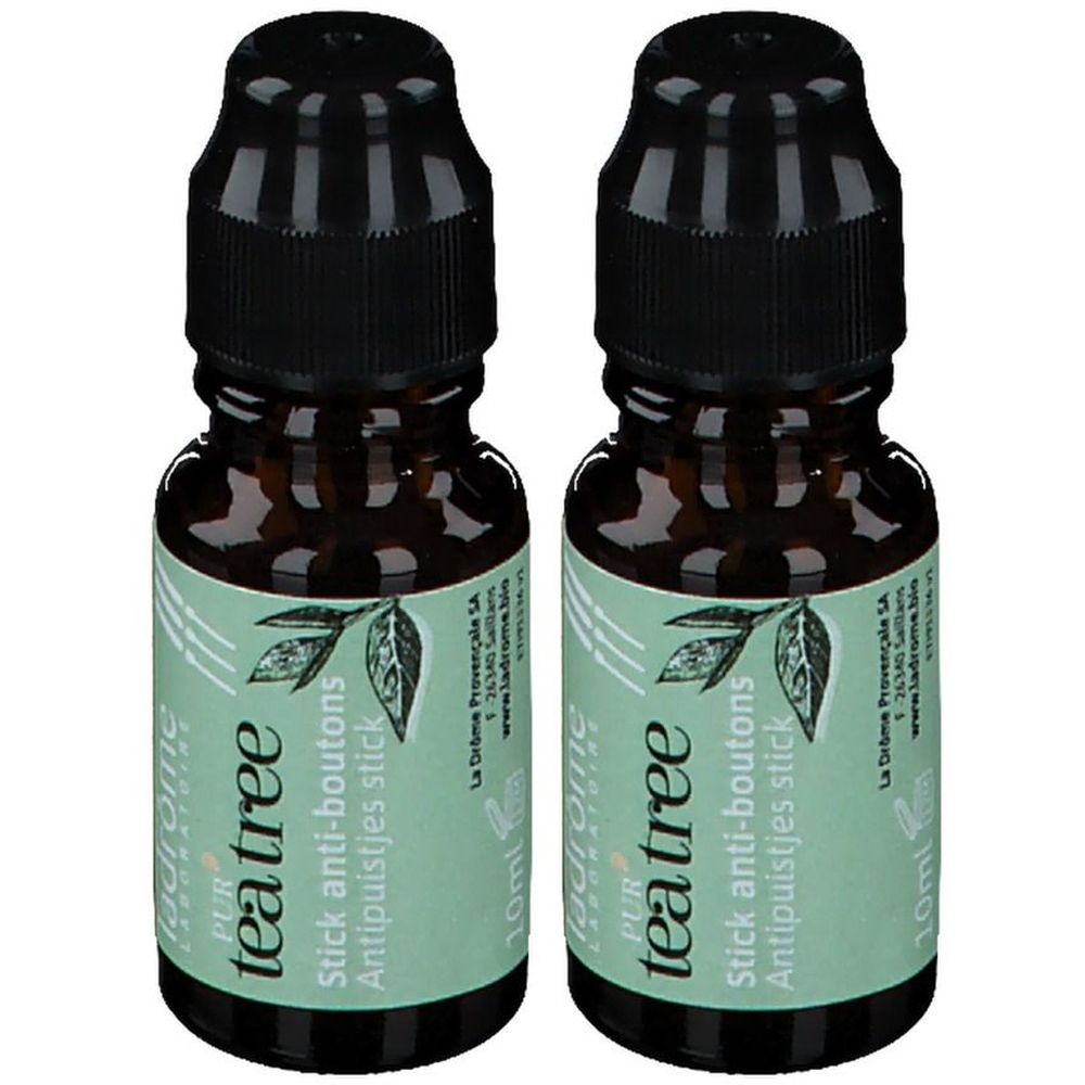 Twee bruine flessen met zwarte dop. Op het etiket staat "tea tree Stick anti-boutons". 