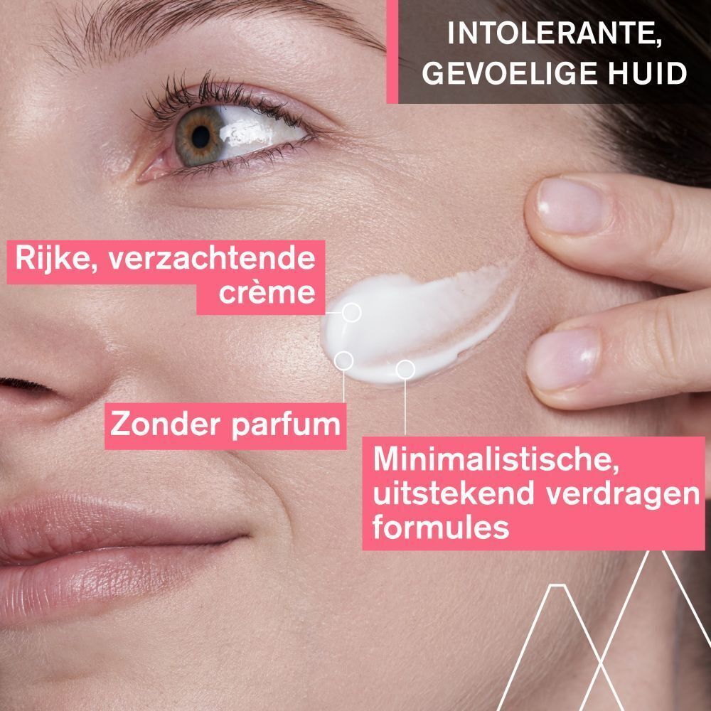 Gezicht met crème. Tekst: Crème apaisante ultra-riche, Sans parfum, Formule minimaliste.