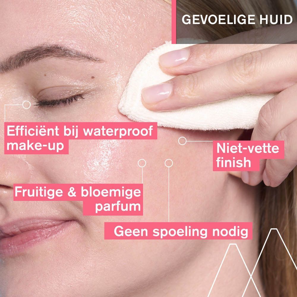 Gezicht van een vrouw die make-up verwijdert met een wattenschijfje. Tekst: Effectief op waterproof make-up, niet-vette finish.