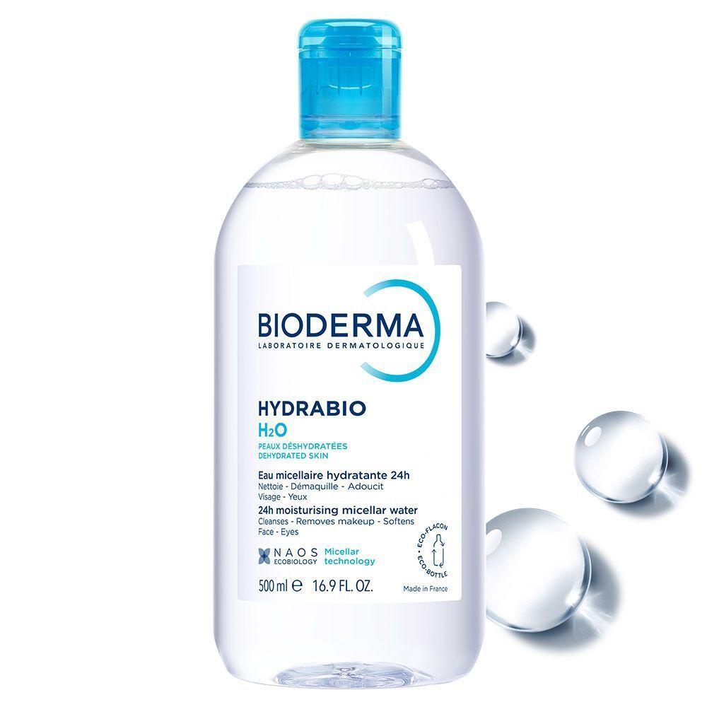 Un flacon avec bouchon bleu. Inscription: BIODERMA, Hydrabio H2O. Pour peaux sensibles. 500 ml. Gouttes d'eau.