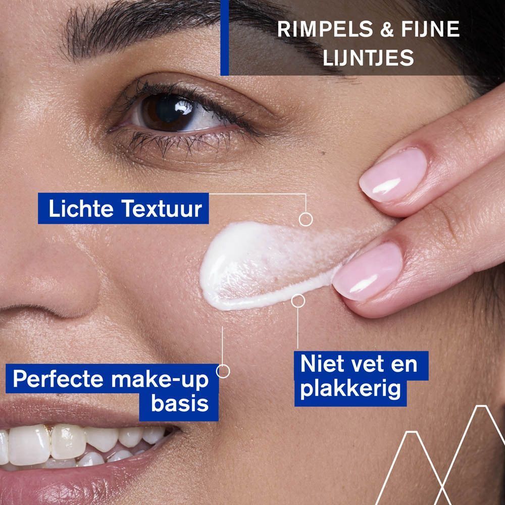 Close-up van een vrouw die crème op haar gezicht aanbrengt. Tekst: Lichte Textuur, Perfecte make-up basis.