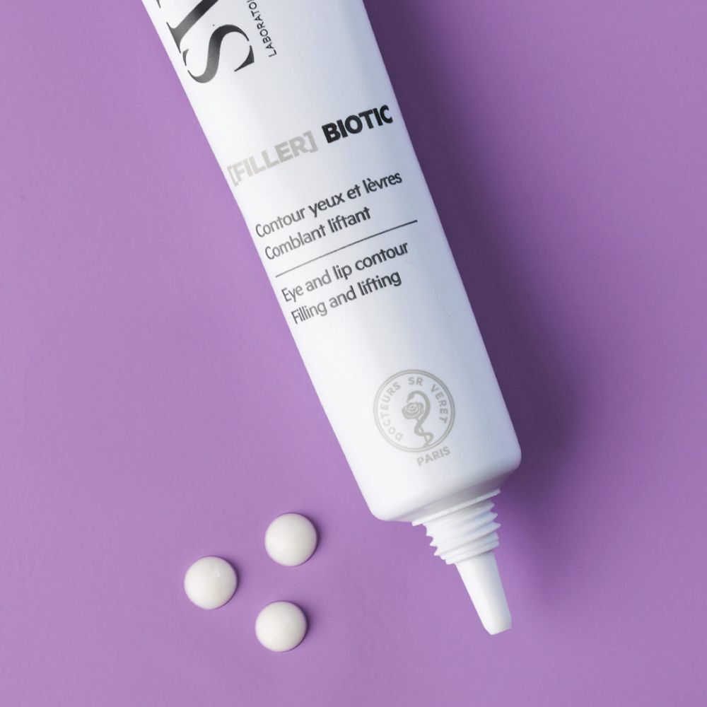 Tube SVR [Filler] Biotic sur fond violet. Trois comprimés blancs à côté. Nom et description du produit visibles.