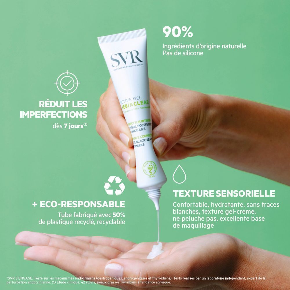 Close-up van een hand die SVR SEBIACLEAR Active Gel uit een tube drukt. Tekst toont ingrediënten en eigenschappen.