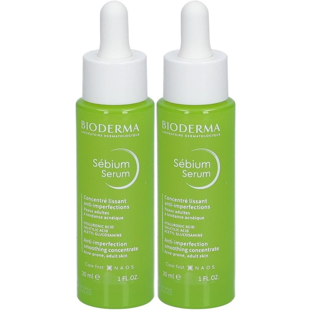 Twee groene flessen Bioderma Sébium Serum met witte pipetten. Tekst: Sébium Serum, 30 ml, anti-onzuiverheden.