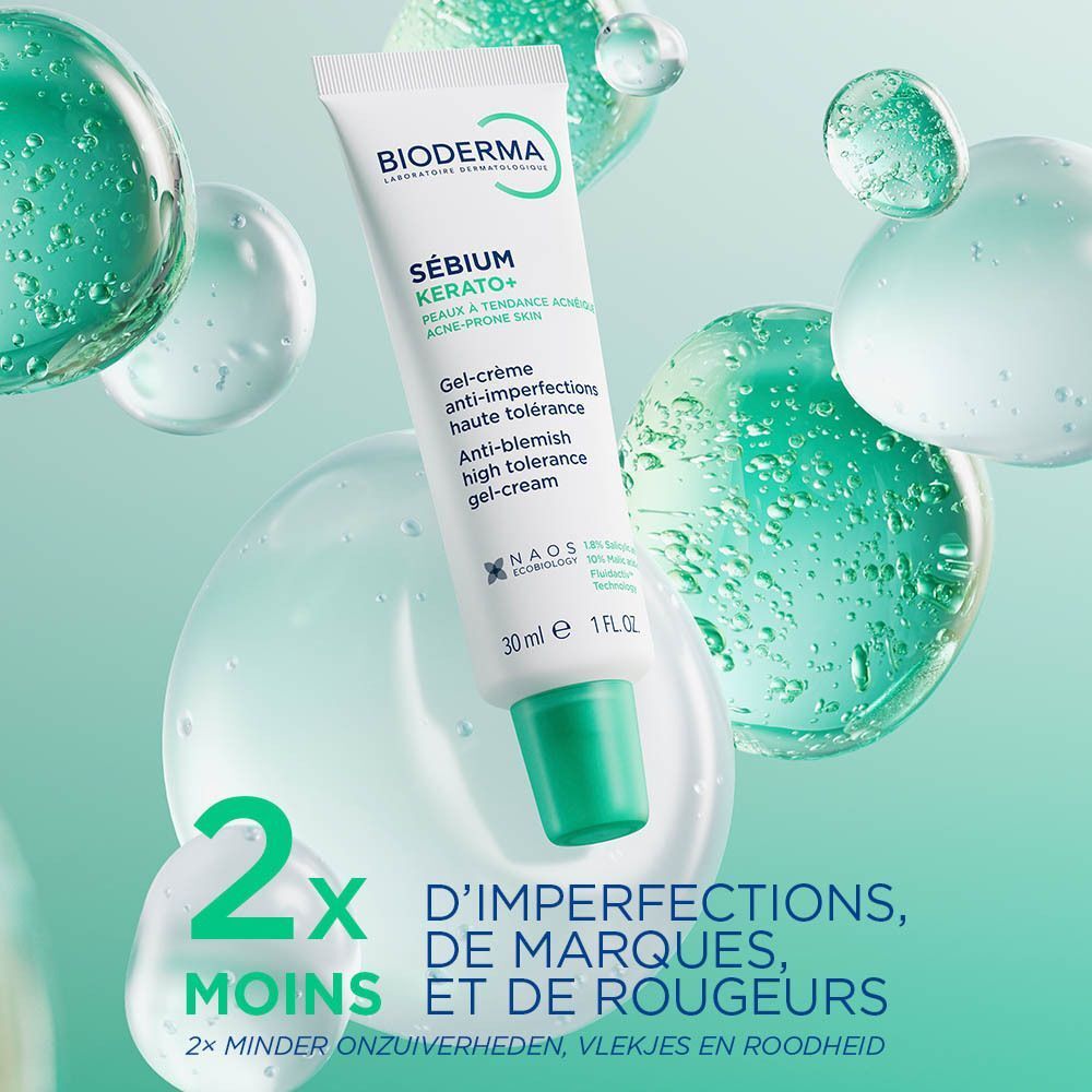 Tube Bioderma Sébium Kerato+ Gel-Crème. Witte tube met groene tekst en dop. 30 ml. Achtergrond met bellen.