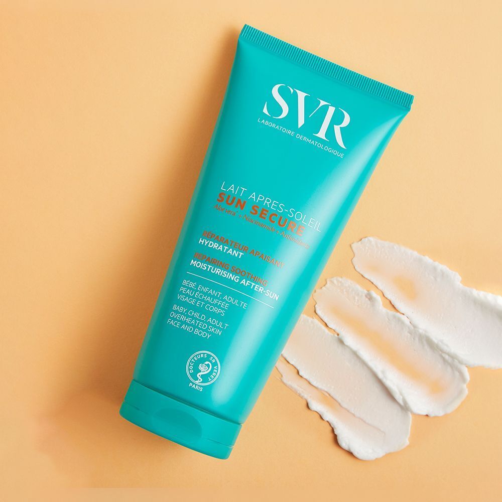 Turquoise tube met wit product ernaast. Opschrift SVR, Sun Secure, Lait Après-Soleil. Franse tekst.