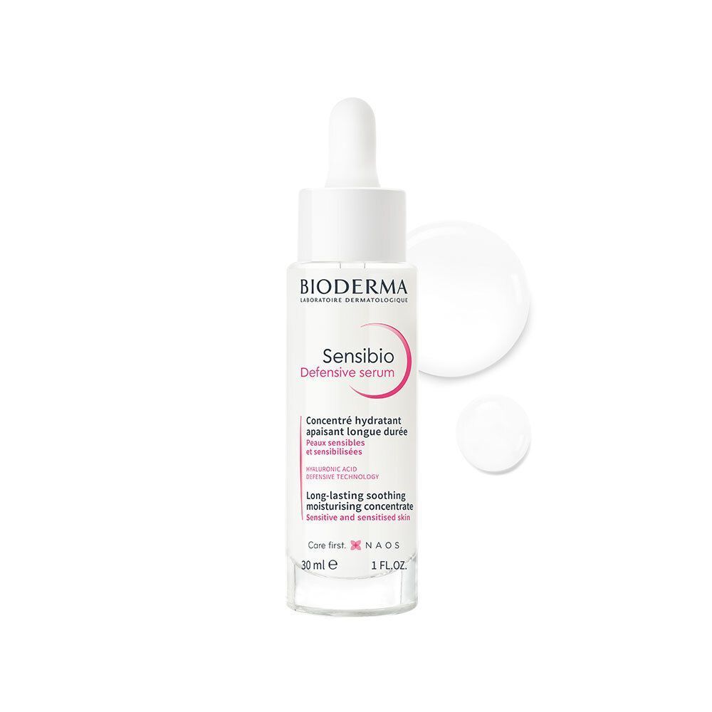 Bioderma Sensibio Defensive Serum. Witte fles met pipet. Productnaam en details. Twee druppels ernaast.