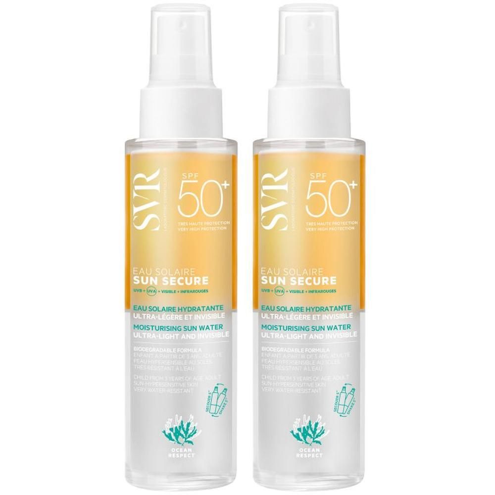 Twee flessen SVR Sun Secure Eau Solaire SPF50+. Flessen met gele vloeistof, witte spraykop. Tekst: SPF50+, Eau Solaire Hydratante.
