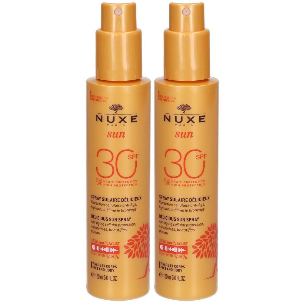 Twee flessen Nuxe Sun Spray Solaire Délicieux SPF30. Oranje flessen met verstuiver. Tekst: Nuxe Sun, SPF30, Spray Solaire Délicieux.