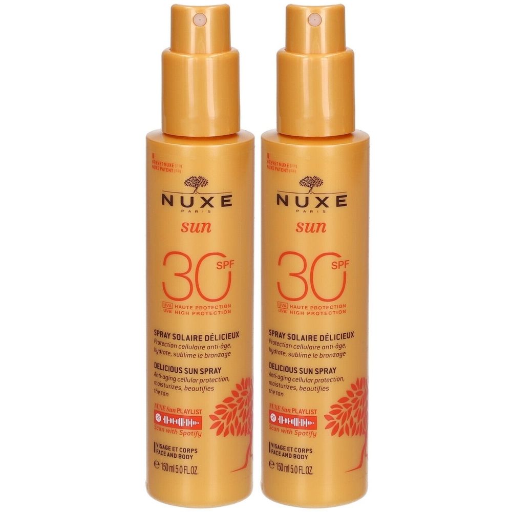 Deux flacons de Nuxe Sun Spray Solaire Délicieux SPF30. Flacons oranges avec vaporisateur. Texte: Nuxe Sun, SPF30, Spray Solaire Délicieux.