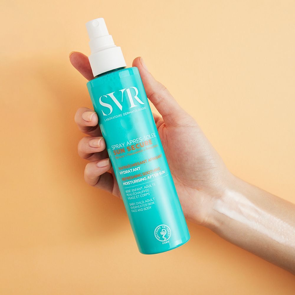 Turquoise sprayfles met witte sproeikop, vastgehouden door een hand. Opschrift: SVR, SUN SECURE, Spray Après-Soleil. Achtergrond: oranje.