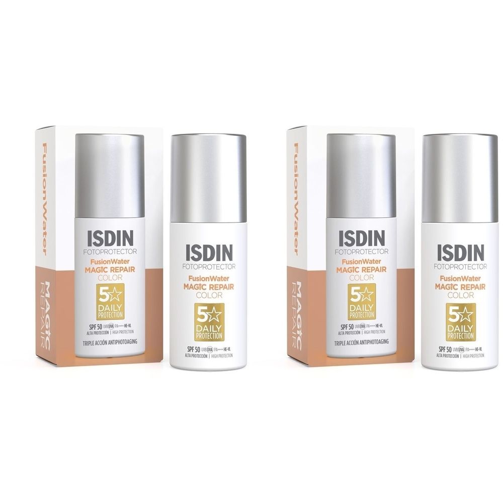 Vier flacons ISDIN Fotoprotector Fusion Water Magic Repair Color SPF50. Witte flacons met zilveren doppen in beige verpakkingen.