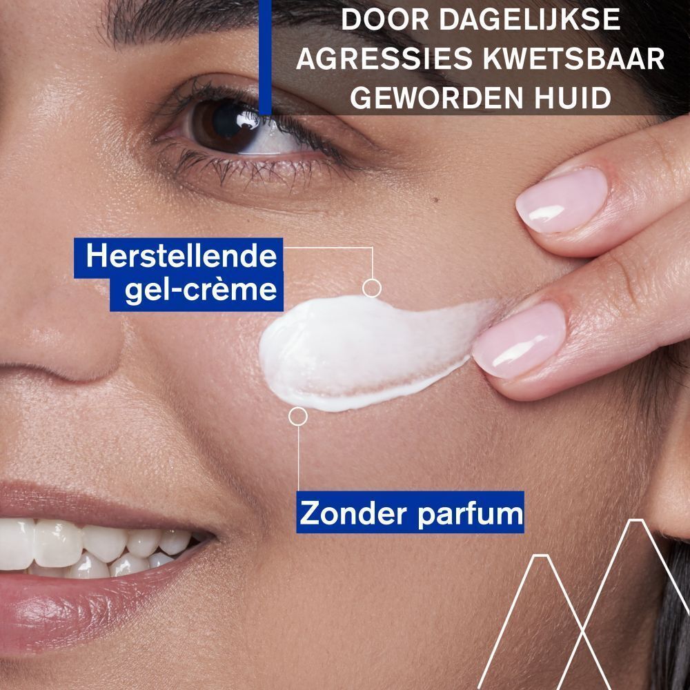 Close-up van een vrouw die crème op haar gezicht aanbrengt. Tekst: Herstellende gel-crème, Zonder parfum.