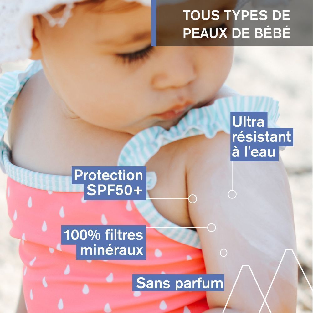 Bébé avec crème solaire. Texte : Tous types de peaux de bébé. Protection SPF50+. 100% filtres minéraux. Sans parfum.