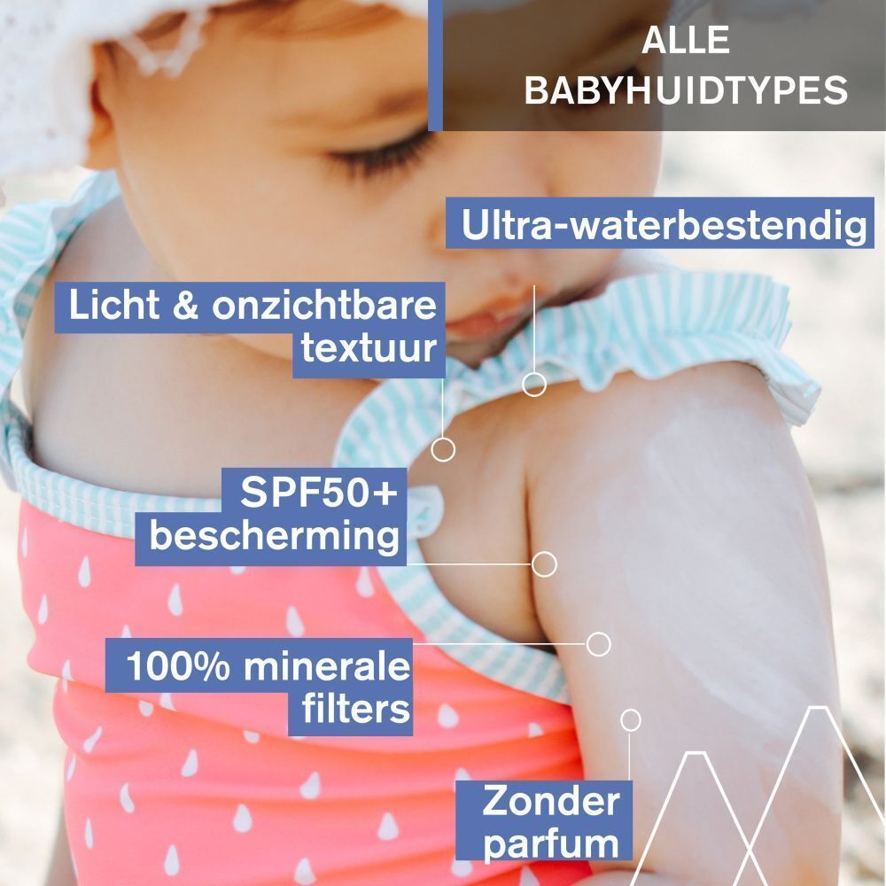 Baby met zonnebrandcrème. Tekst: Alle babyhuidtypes. SPF50+ bescherming. 100% minerale filters. Zonder parfum.