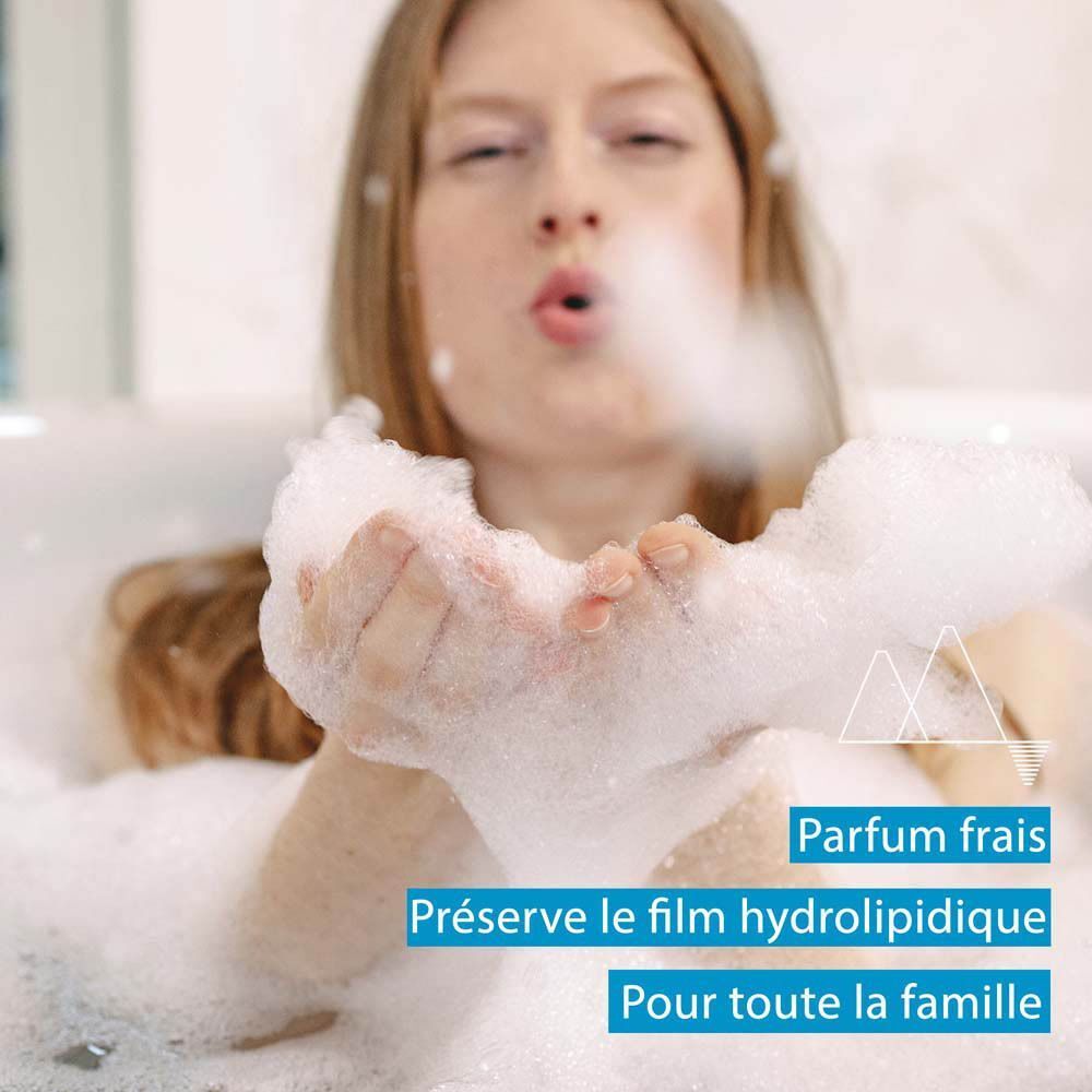 Gros plan d'une femme appliquant du gel sur son épaule. Texte : Convient aux peaux sensibles.
