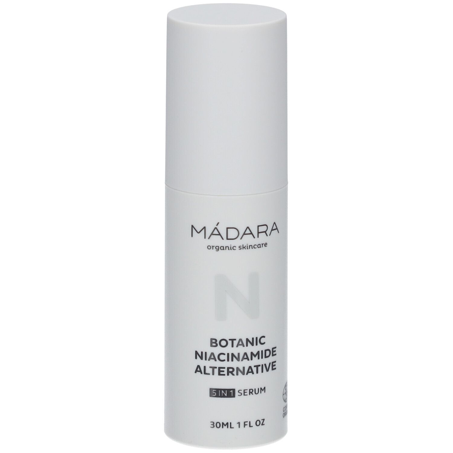 Witte fles met tekst: MÁDARA, Botanic Niacinamide Alternative 5-in-1 Serum. Met cosmetische certificering.