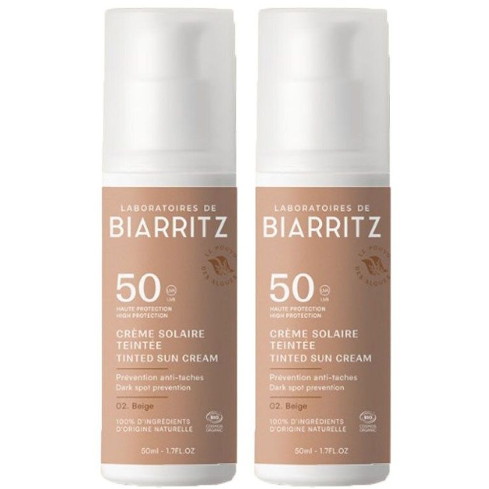 Twee flessen getinte zonnecrème. Opschrift: Laboratoires de Biarritz, 50, Crème Solaire Teintée, Beige. Bio-certificering.