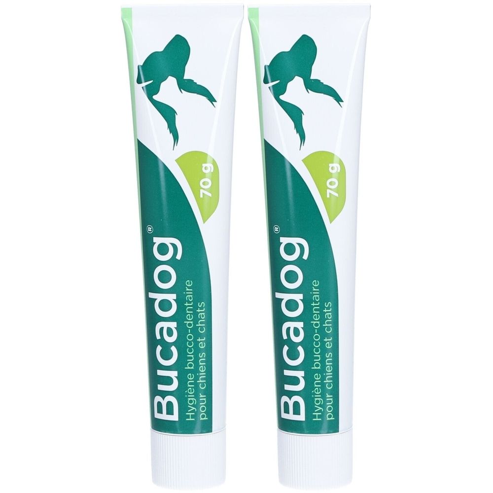 Twee tubes tandpasta. Wit, met groen design en tekst. Opschrift: Bucadog, 70 g. Voor honden en katten.