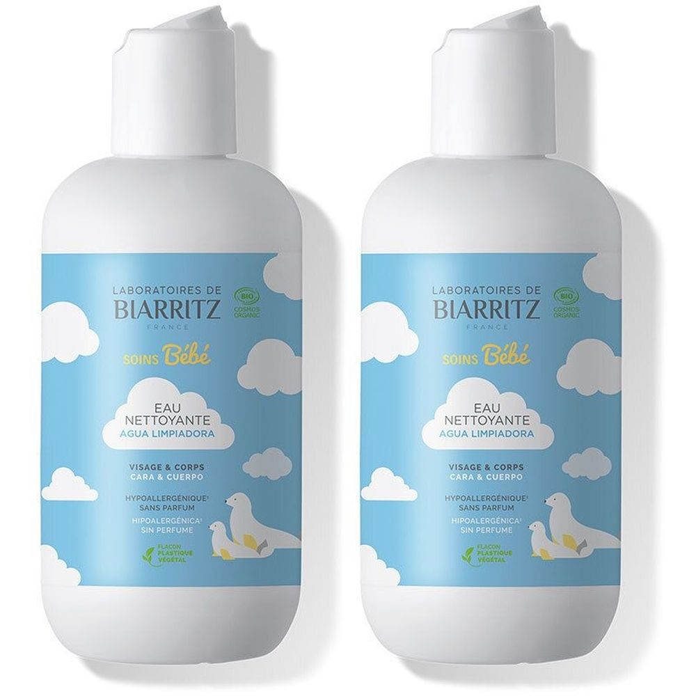Twee flessen Laboratoires de Biarritz Bébé Eau Nettoyante. Witte flessen met blauw etiket, wolken- en eendenillustraties. Tekst: Eau Nettoyante.
