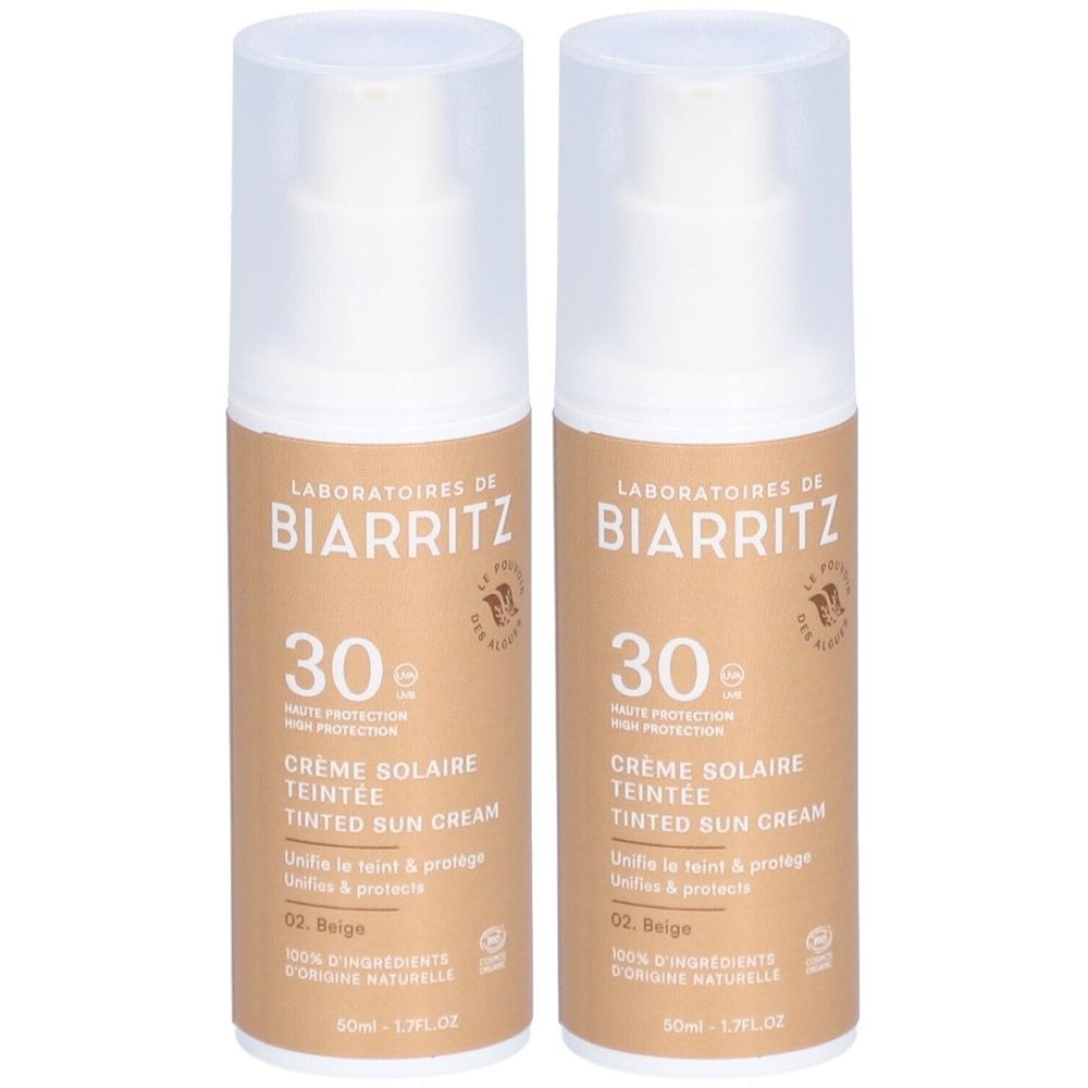 Twee flessen getinte zonnecrème. Opschrift: Laboratoires de Biarritz, 30 SPF, Crème Solaire Teintée, Beige 02.