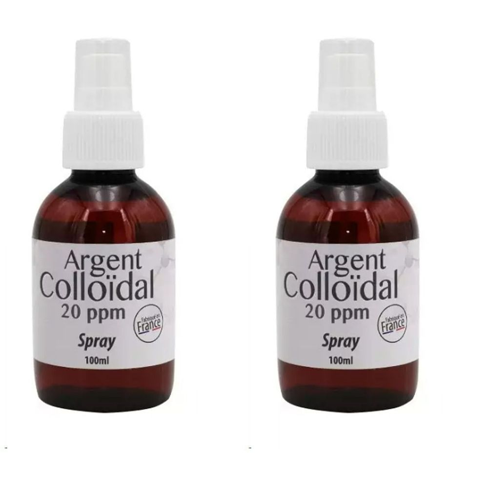 Twee sprayflessen met 'Argent Colloïdal 20 ppm Spray'. Bruine flessen met witte spraykop. Opschrift 'France'.