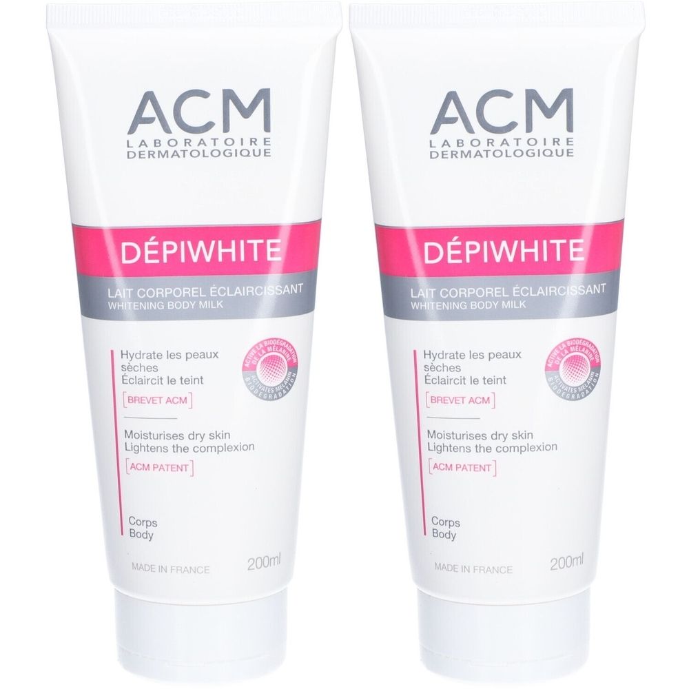 Deux tubes de Dépiwhite Lait corporel éclaircissant. Emballage blanc, rose et gris. Texte : ACM, Dépiwhite, Lait corporel éclaircissant.