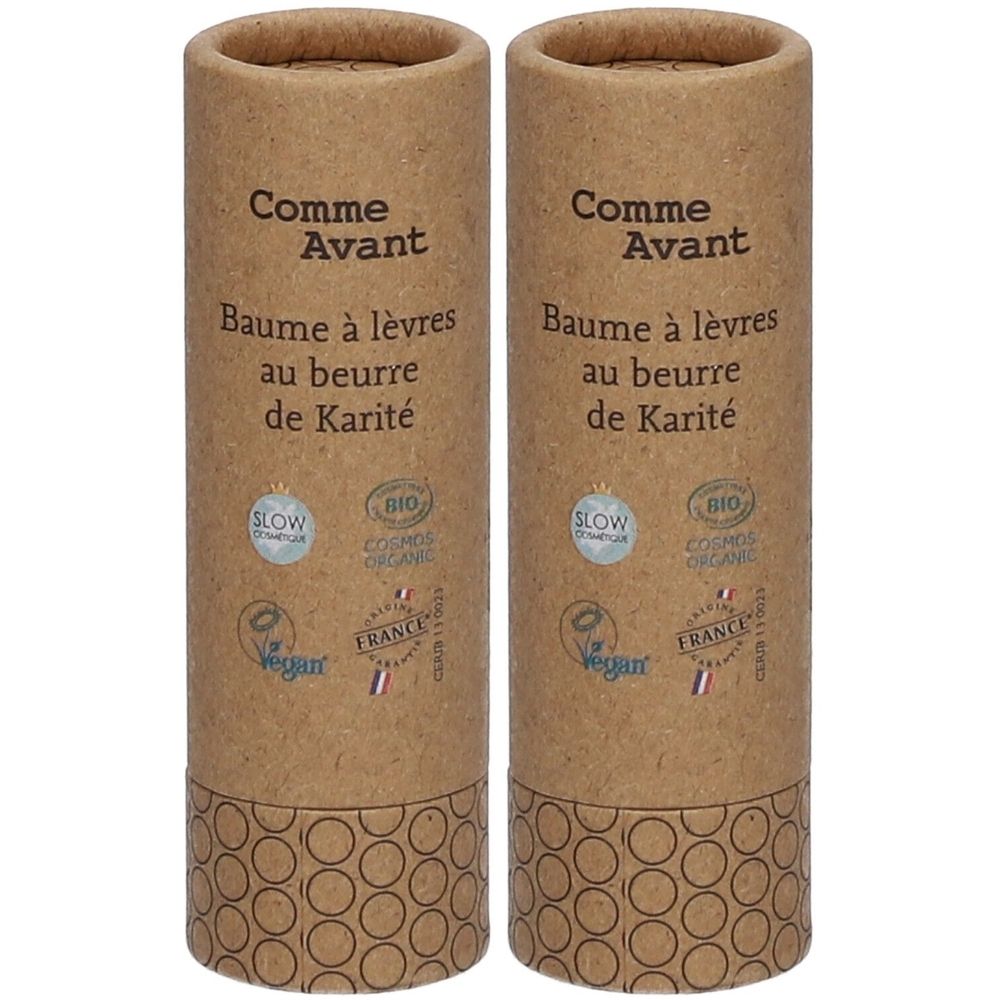 Twee cilindrische verpakkingen met "Comme Avant Baume à lèvres au beurre de Karité". Met bio-keurmerk en vegan logo.