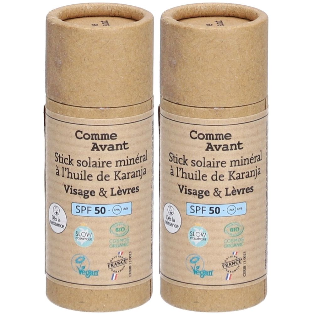Twee cilindrische zonnesticks. Opschrift: Comme Avant, Stick solaire minéral, SPF 50. Vegan en Bio certificeringen.