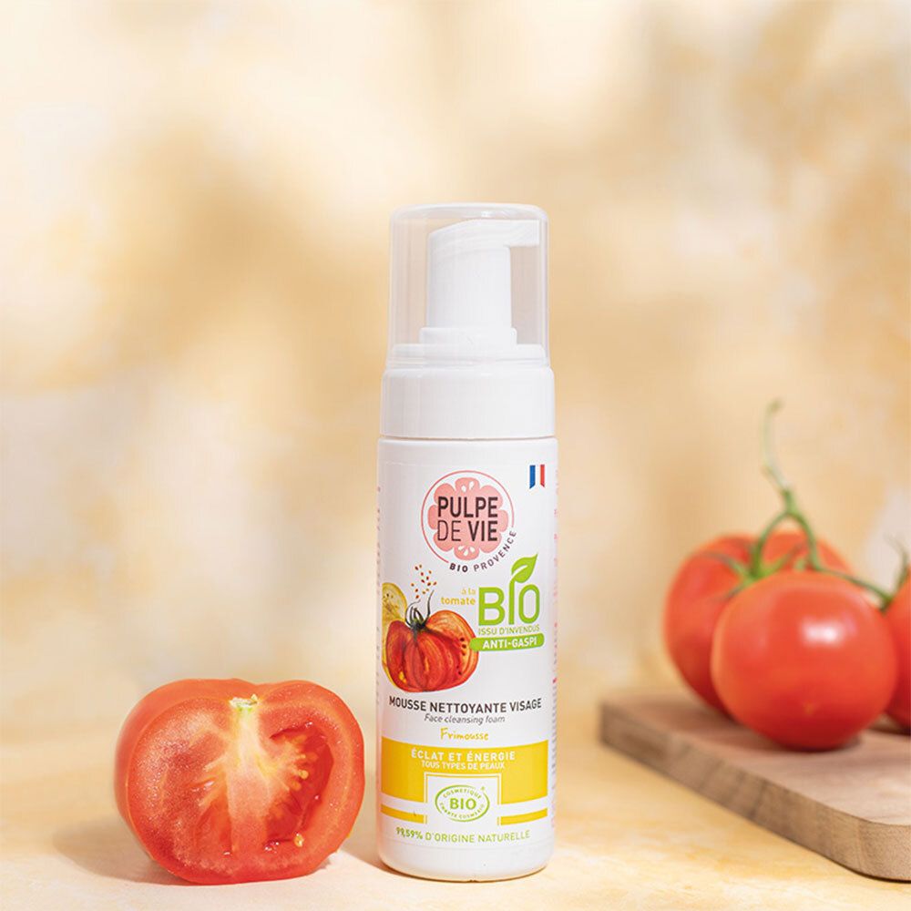 Flacon blanc avec pompe, à côté une demi-tomate. Inscription: PULPE DE VIE, Mousse nettoyante visage. Certification bio.