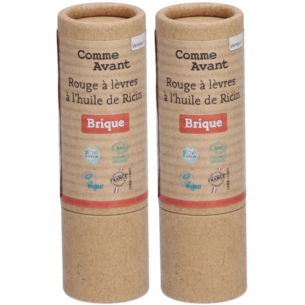 Twee cilindrische verpakkingen. Opschrift: Comme Avant, Rouge à lèvres à l'huile de Ricin, Brique. Met bio- en vegan keurmerken.