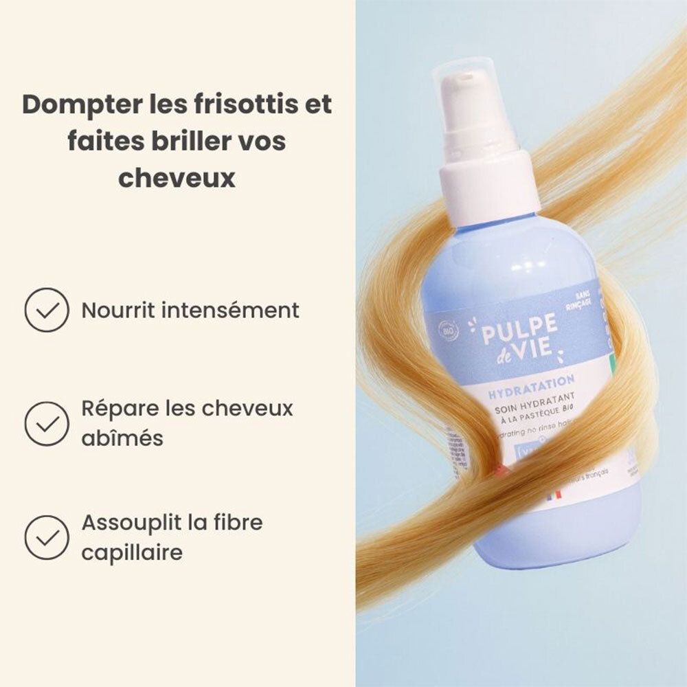 Flacon bleu avec pompe blanche. Texte: Pulpe de Vie, Hydratation, Soin hydratant à la pastèque BIO. Mèche de cheveux blonds.