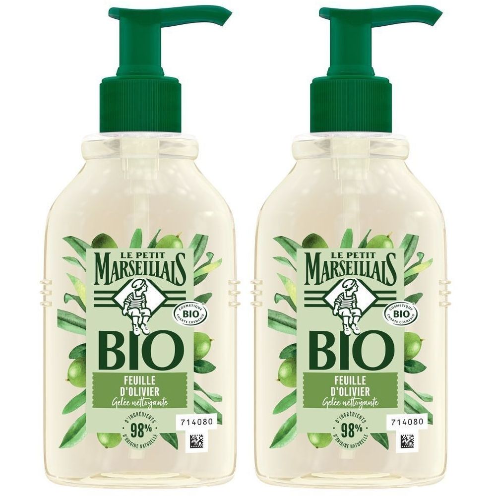 Twee flessen vloeibare zeep met groene pomp. Opschrift: Le Petit Marseillais BIO, Olijfblad.