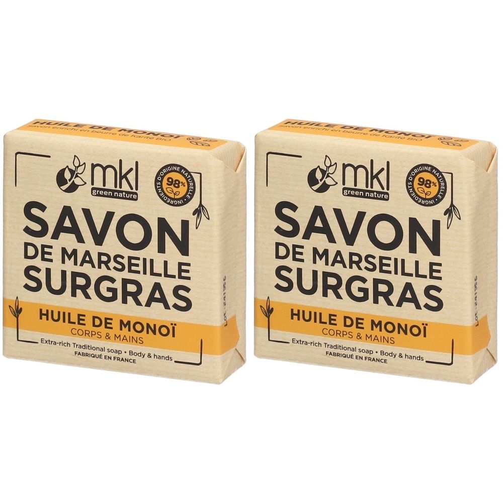 Deux savons emballés. Inscriptions: SAVON DE MARSEILLE SURGRAS, HUILE DE MONOÏ, mkl, 98%. Emballage en papier.