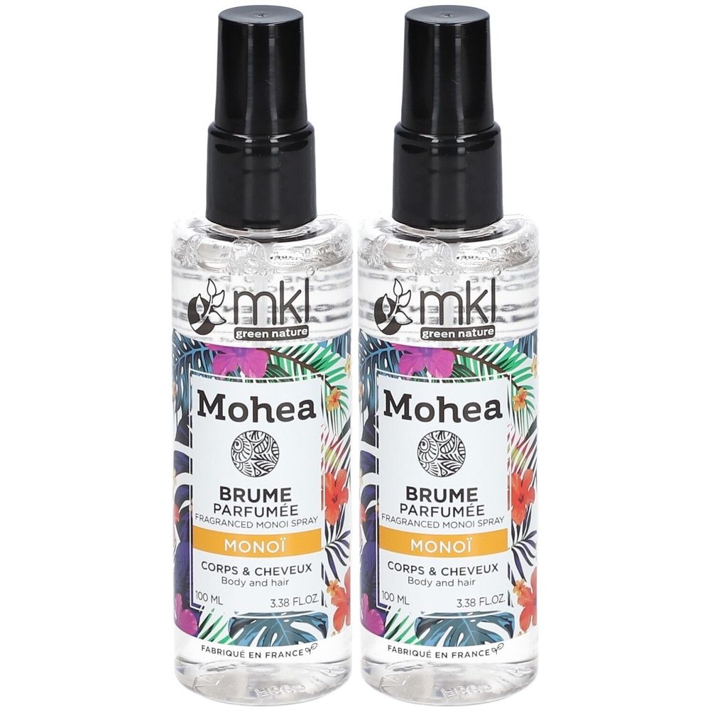 Twee flacons met zwarte sproeikop. Opschrift: Mohea, Brume Parfumée, Monoï, Corps & Cheveux. 100 ml. Gemaakt in Frankrijk.