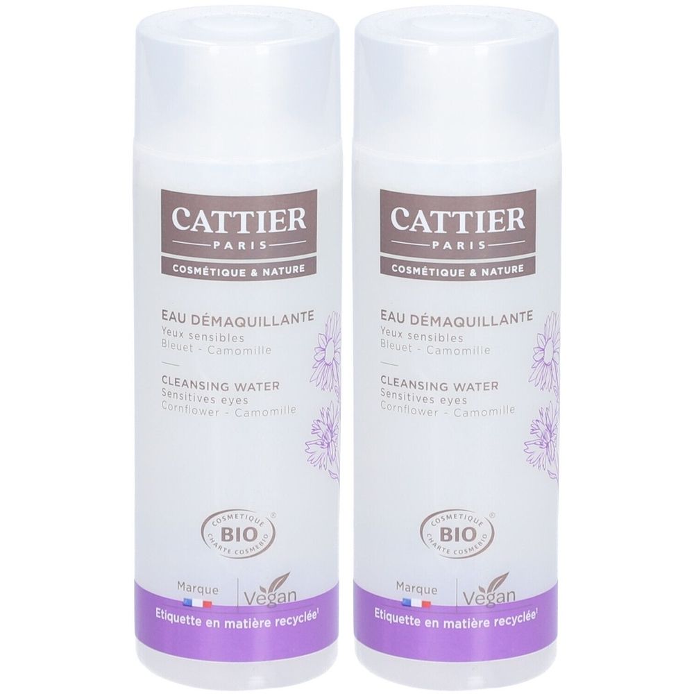 Twee witte flessen met etiketten. Op de etiketten staat "CATTIER PARIS", "EAU DÉMAQUILLANTE" en "BIO".