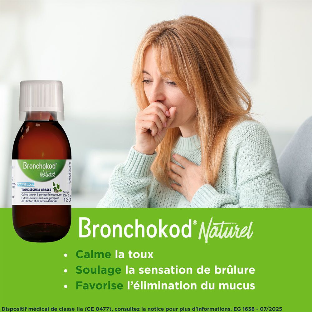 Vrouw hoest. Fles met productnaam ernaast. Tekst: kalmeert hoest, verlicht branderigheid, bevordert slijm.