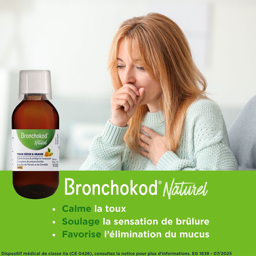 Vrouw hoest. Fles met productnaam en ingrediënten. Groene tekst. Productinformatie.