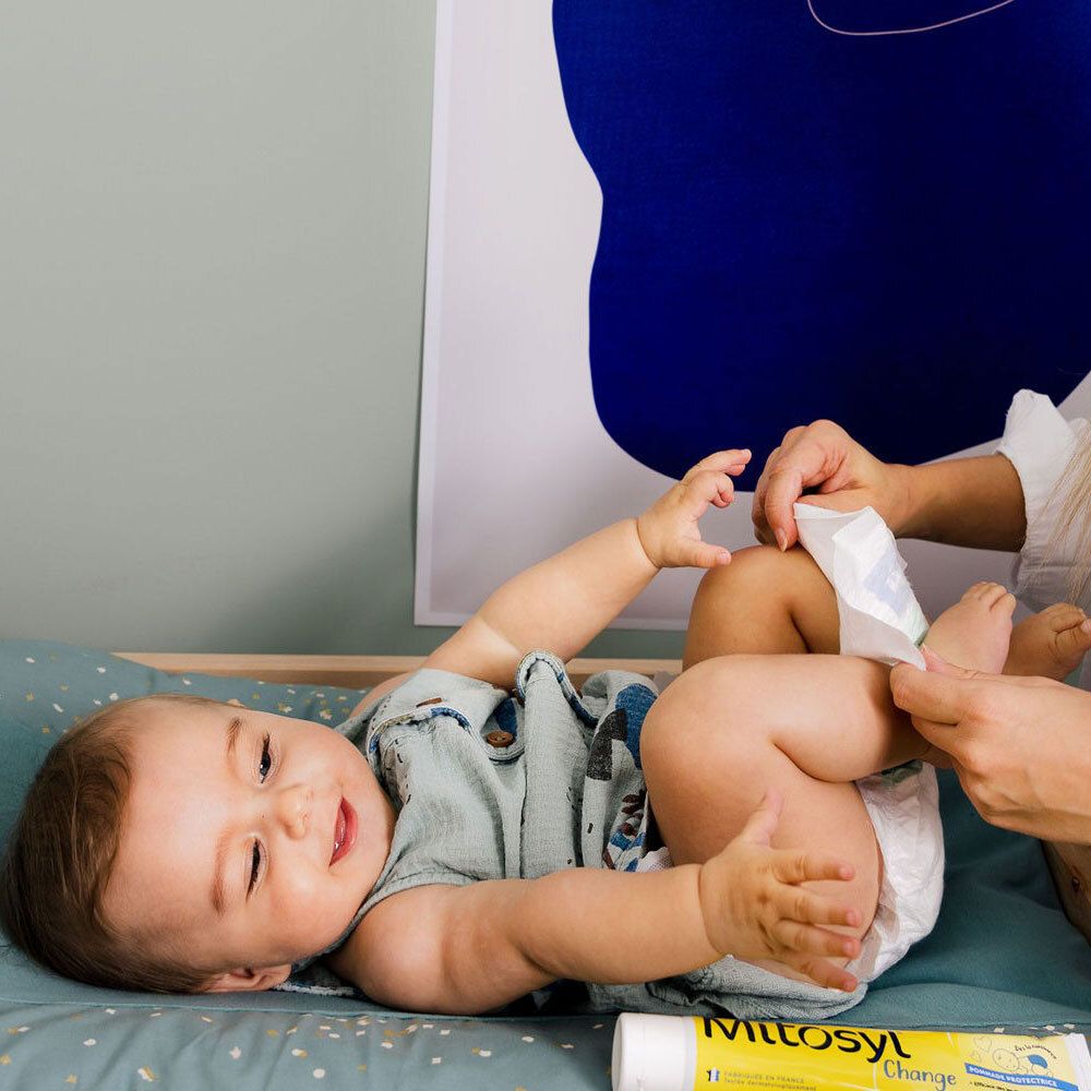 Bébé est changé. Tube jaune "Mitosyl Change" au premier plan.
