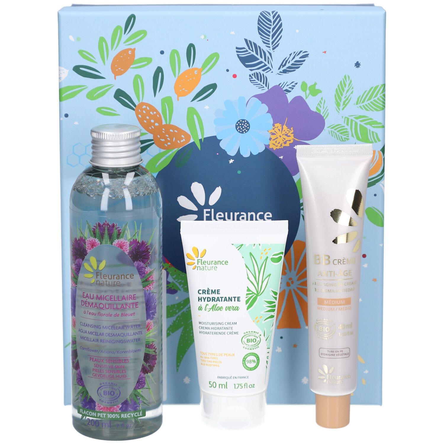 Drie cosmetische producten: micellair water, vochtinbrengende crème en BB-crème. Alle met logo en bloemmotieven.