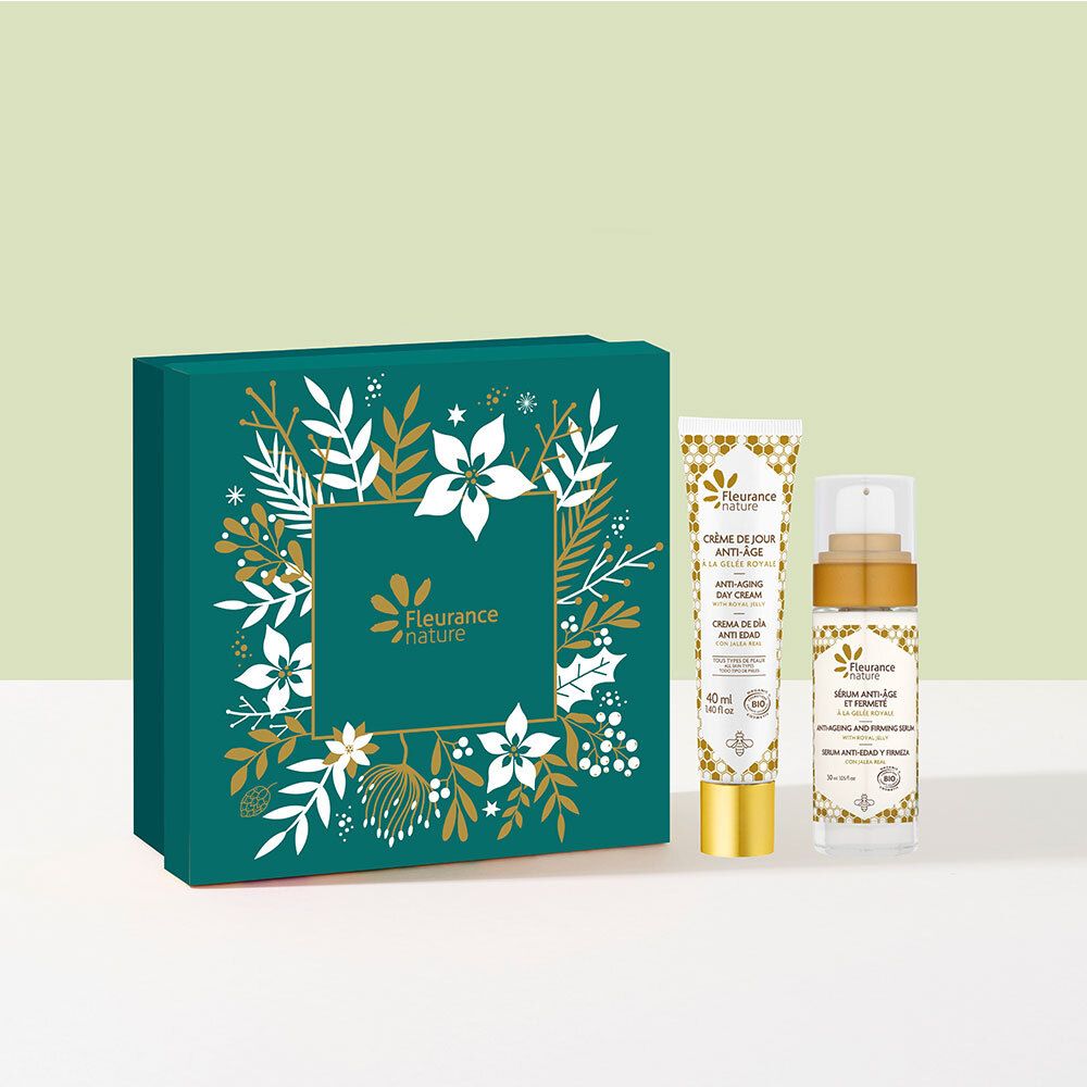 Groene geschenkverpakking met bloemmotief en logo. Bevat twee tubes en een flesje. Inschriften in het Frans en Engels.