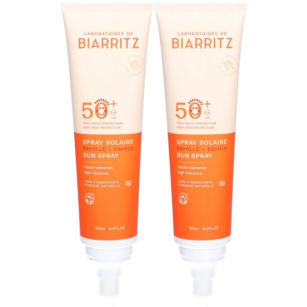 Twee tubes zonnebrandspray SPF50+. Opschrift: LABORATOIRES DE BIARRITZ, Spray Solaire Famille. Oranje gedeelte met productinformatie.