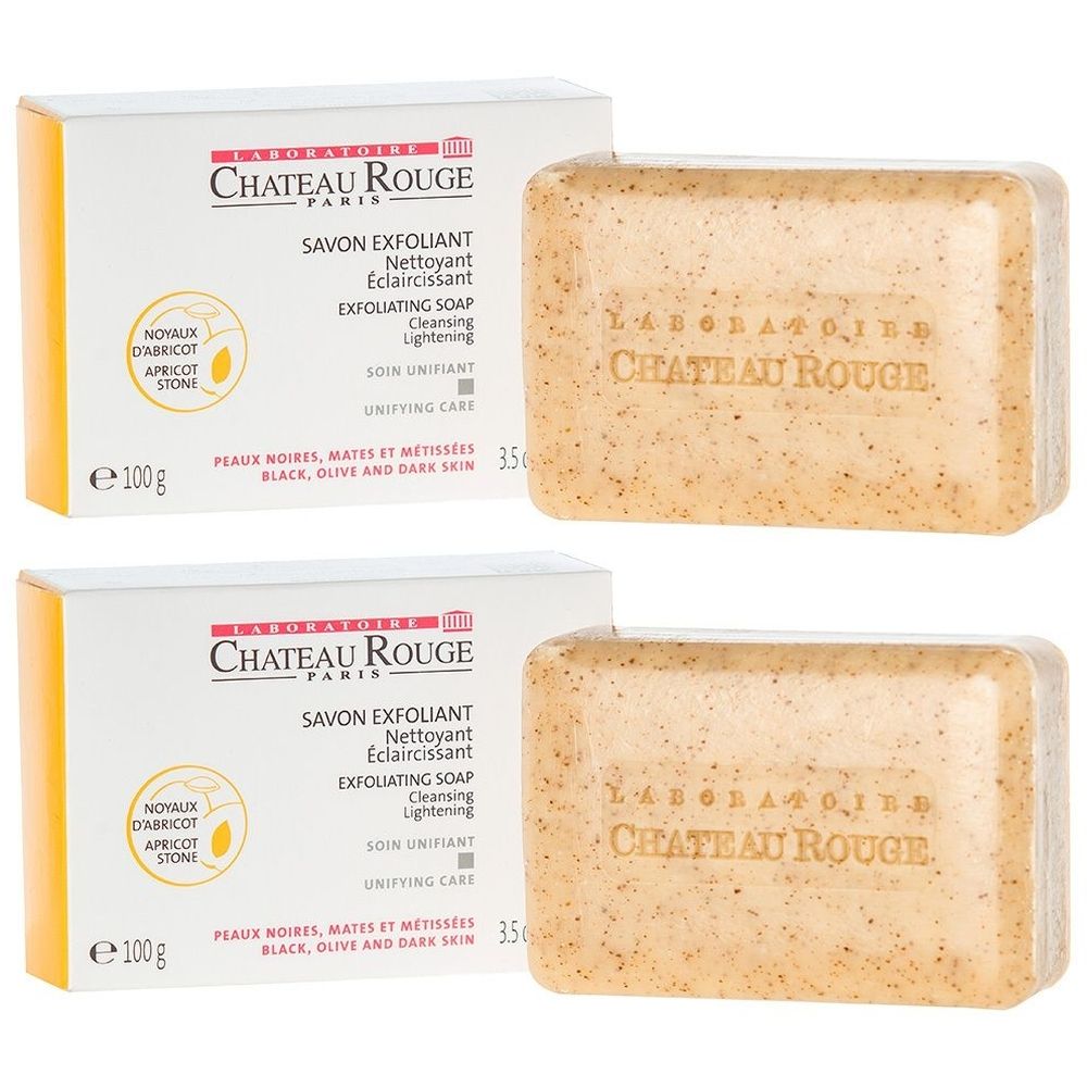 Twee zeepjes en verpakkingen. Opschrift: CHÂTEAU ROUGE SAVON EXFOLIANT. Verpakking met gele accenten, beige zeep met deeltjes.