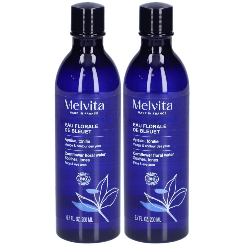Twee blauwe flessen met zwarte dop. Opschrift: Melvita Eau Florale de Bleuet. Bio-certificering.