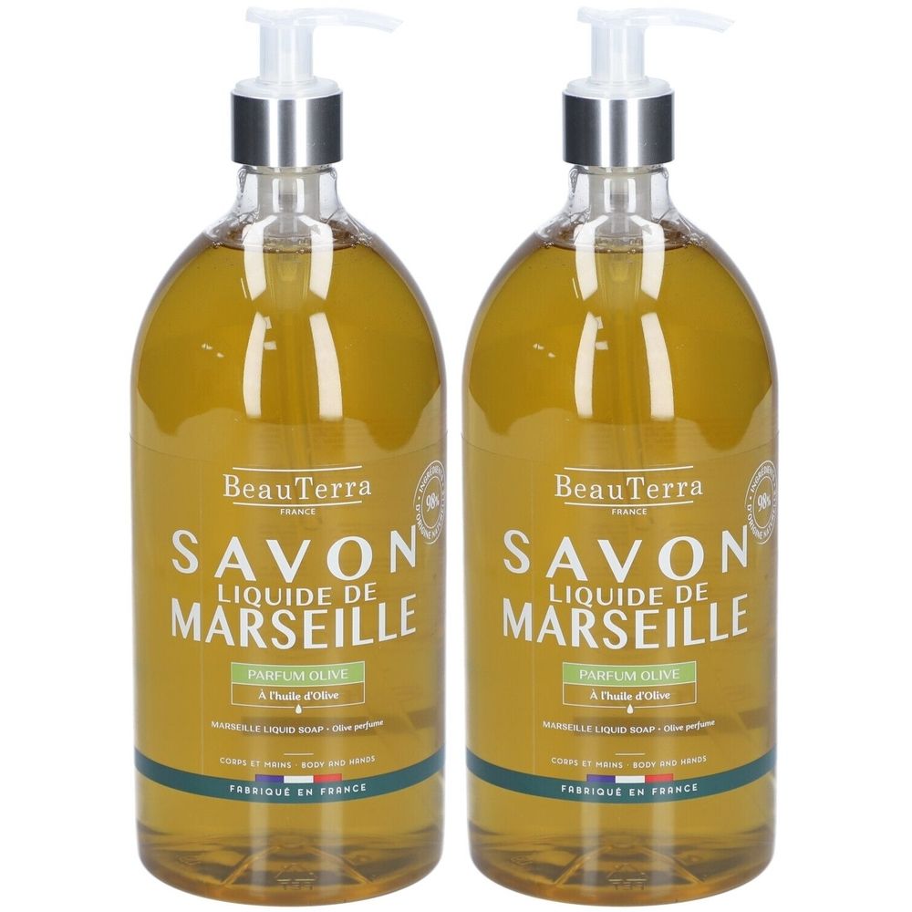 Twee flessen vloeibare zeep met pomp. Opschrift: Savon Liquide de Marseille, Parfum Olive. Transparante houder met gele vloeistof.