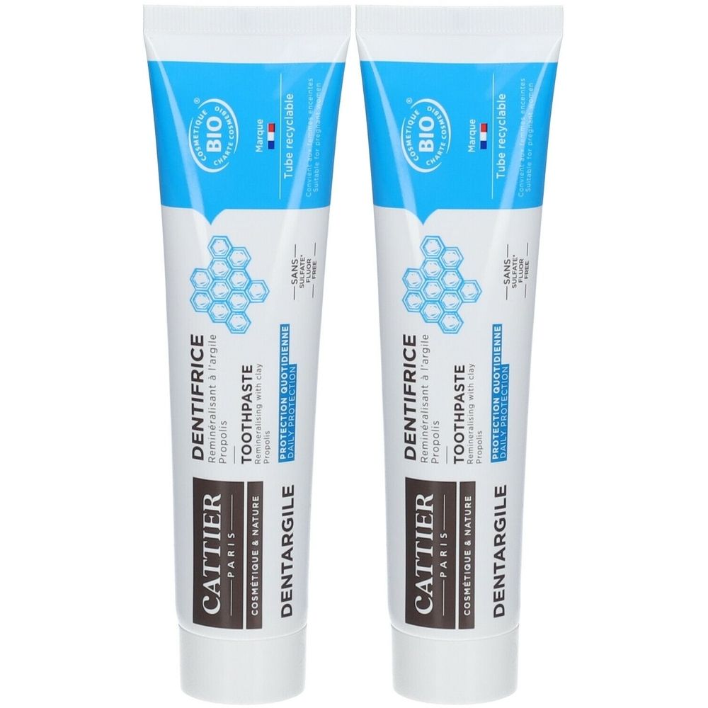 Twee tubes tandpasta. Wit-blauwe verpakking met tekst en logo. Bio-certificering.